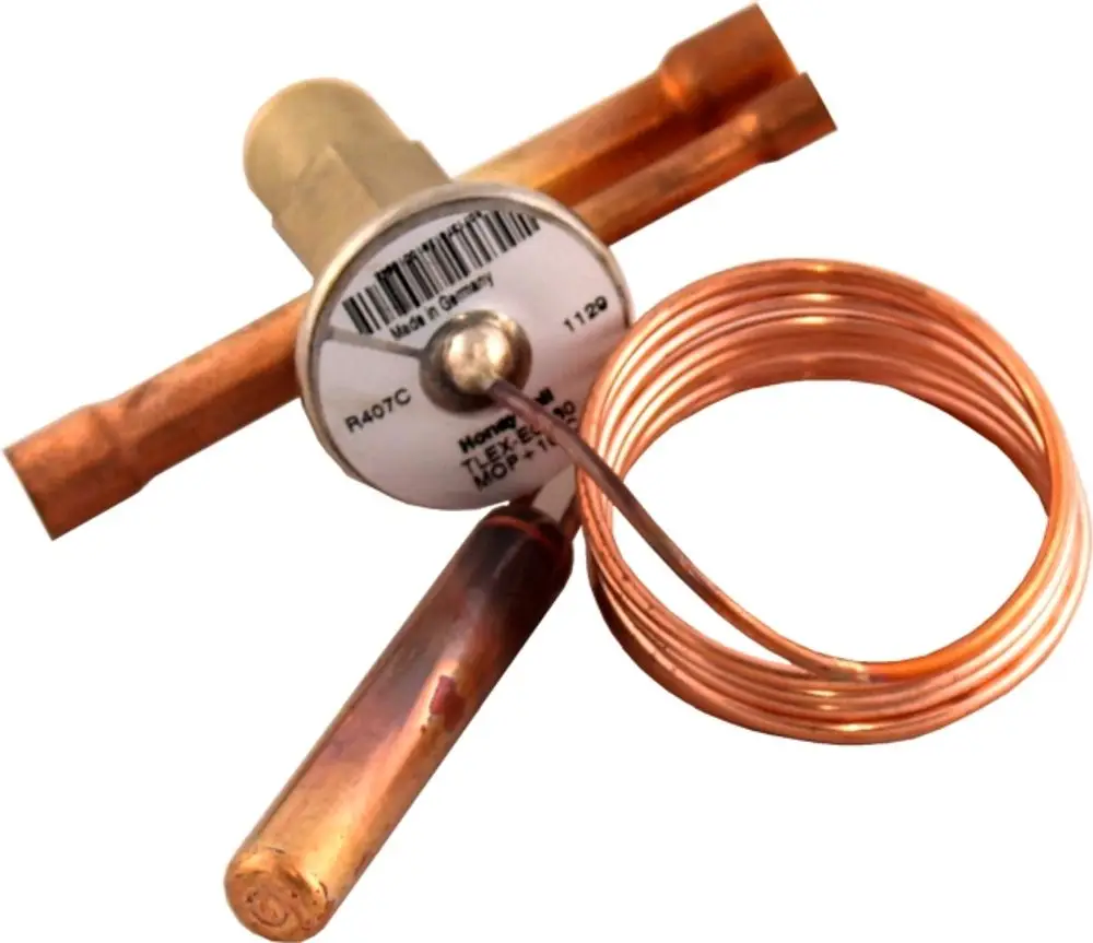 Thermostatisches Expansionsventil von Wolf, bestehend aus einem Metallkörper und Kupferrohren, mit einer gewickelten Copper-Spule an einer Seite.